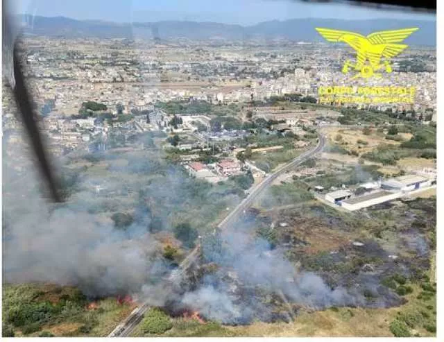 Il fuoco minaccia Quartu, fiamme in due zone periferiche della città: elicotteri in volo