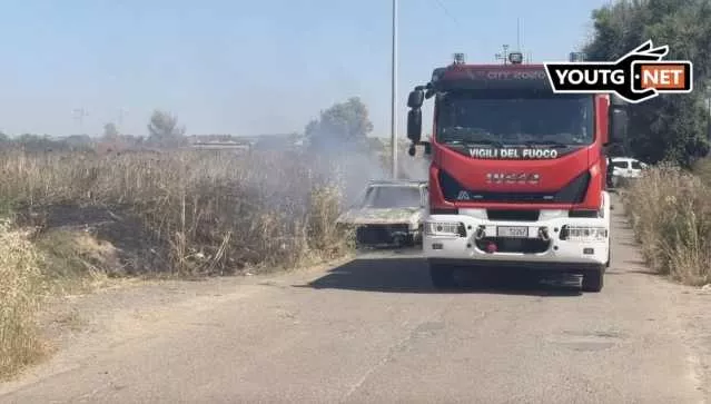 Paura a due passi dalla 554 a Selargius: auto a fuoco, le fiamme coinvolgono un campo (Video)
