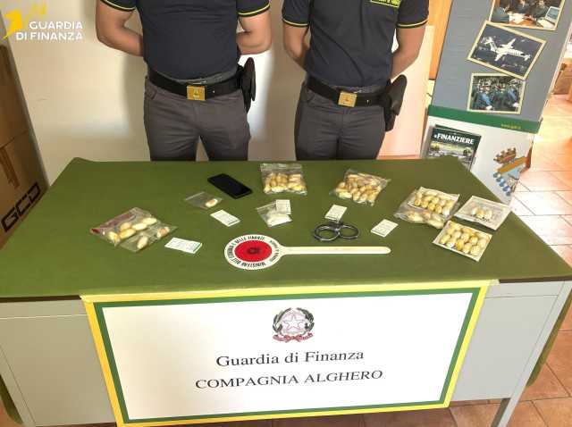 Atterra ad Alghero con 80 ovuli nello stomaco: è il secondo in un mese (Video)