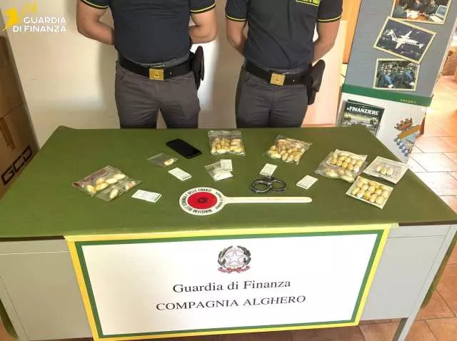 Atterra ad Alghero con 80 ovuli nello stomaco: è il secondo in un mese (Video)