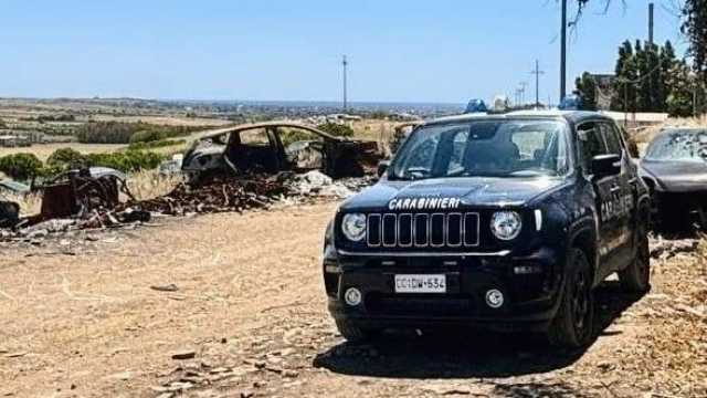 Sequestrata una discarica abusiva a Selargius, c'erano anche dieci auto rubate: scattano quattro denunce