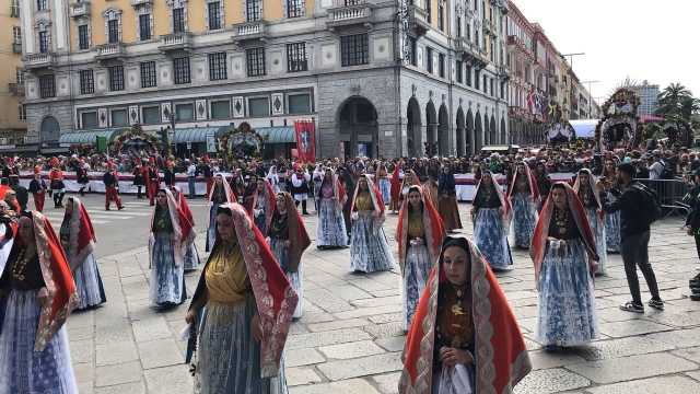 Sant'Efisio trasportato a spalla: per la 370esima volta Cagliari scioglierà il suo voto