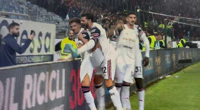 Esposito e Mina portano il Cagliari alla vittoria contro il Torino: è festa salvezza alla Domus