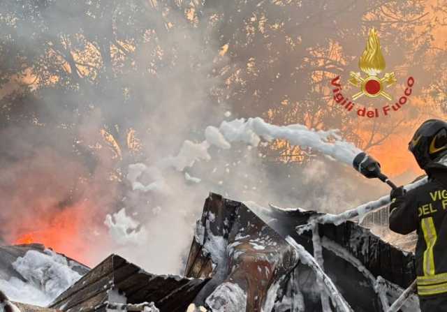 Cagliari, distrutti da un incendio tre camion di una ditta di trasporti sulla 554