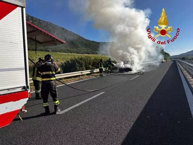 Auto prende fuoco sulla 131 Dcn: la strada è stata chiusa