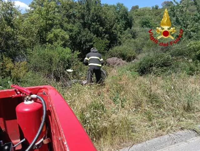 Mortale Orani Orani, perde il controllo della moto e finisce fuori strada: muore un centauro