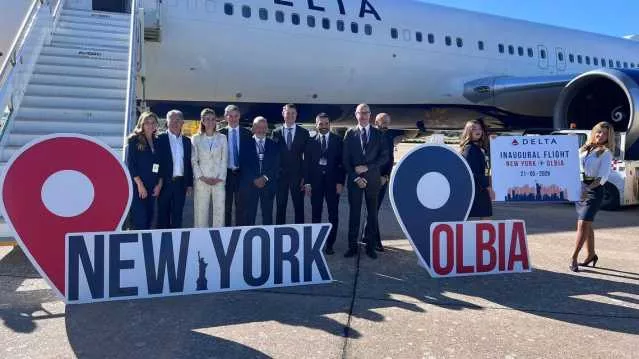 Primo Volo Obia New York Atterrato il primo volo diretto New York-Olbia: