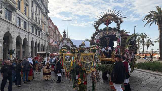 Sant'Efisio trasportato a spalla: per la 370esima volta Cagliari scioglierà il suo voto