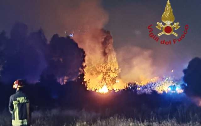 Quartu, fiamme nella strada comunale di Molentargius: due fronti di fuoco nella notte