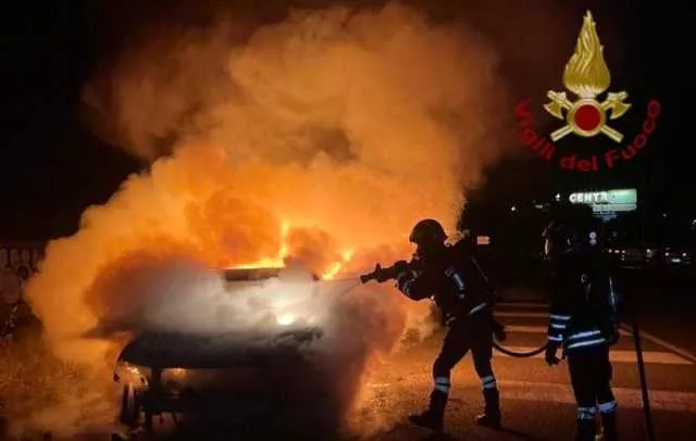 Paura sulla statale 554: auto in marcia prende fuoco, conducente in salvo