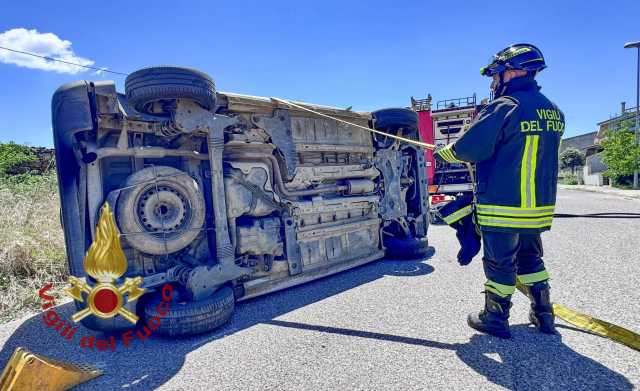Ghilarza, scontro fra due auto: una si ribalta su un fianco, due feriti