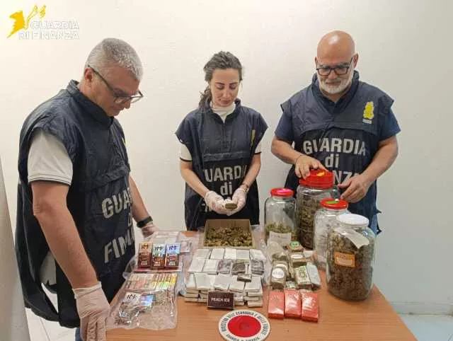 Sestu, nascondeva in cucina e in camera da letto 13 chili di droga: in manette un 47enne