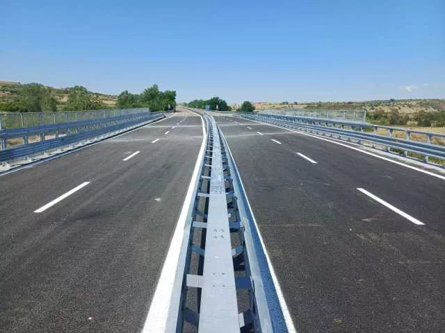 Foto 1 Torralba, demolito e ricostruito il sovrappasso sulla 131: deviazioni rimosse entro domani