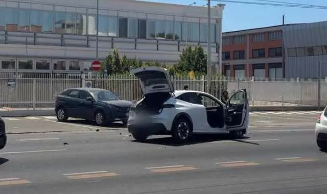 Incidente Viale Marconi 423534 Cagliari, scontro tra due auto in viale Marconi: traffico in tilt (Video)