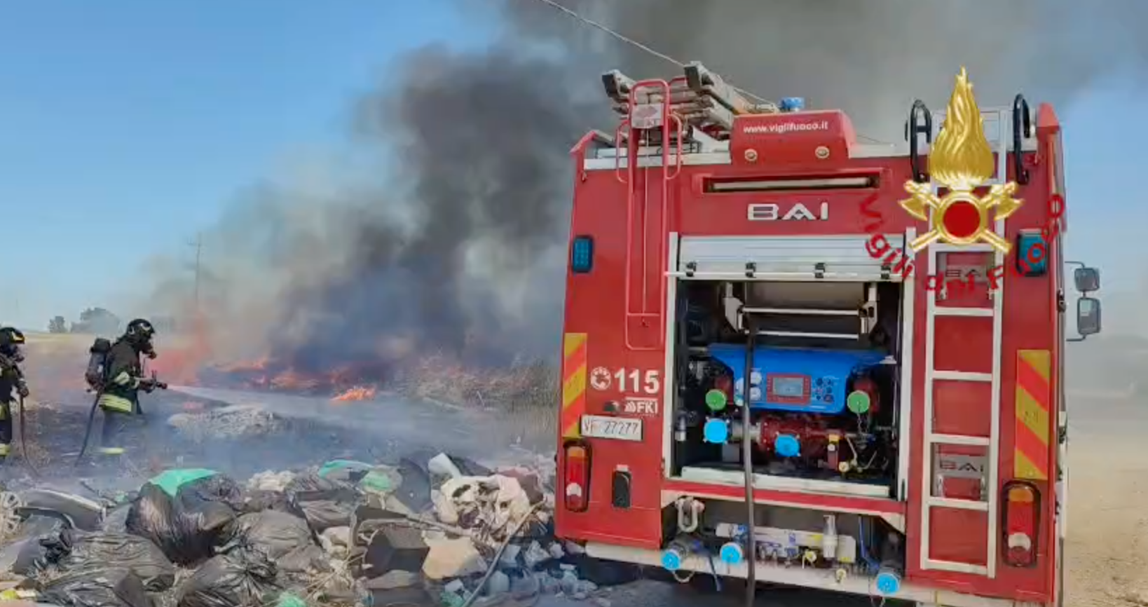 Incendio nel campo nomadi fra Settimo e Selargius: paura per alcune bombole Gpl