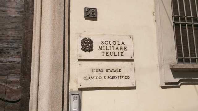 Palpeggiamenti, richieste di foto e allusioni sessuali nella scuola militare: arrestato professore a Milano