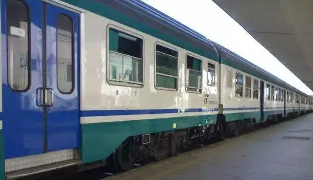 Cagliari, perde il treno e danneggia la biglietteria poi aggredisce i carabinieri: arrestato