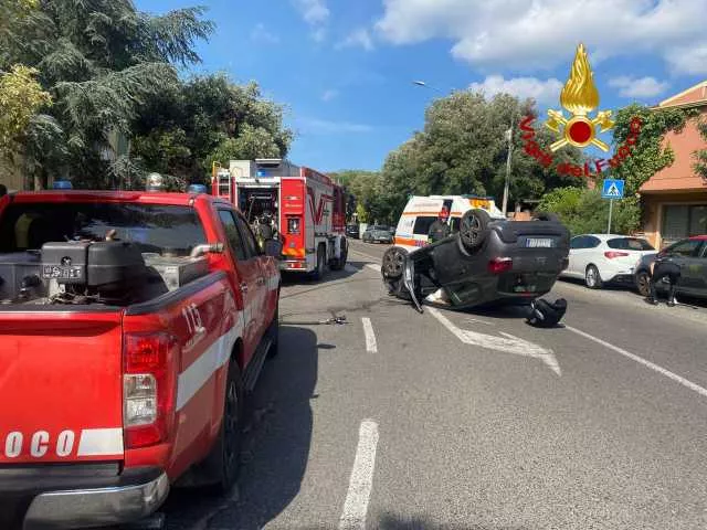 Nuoro, auto si ribalta in via Costituzione: un ferito, tre veicoli coinvolti