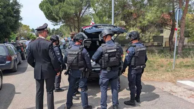 Monastir, tenta di rapinare una tabaccheria, ma fugge. I carabinieri lo trovano addormentato a casa
