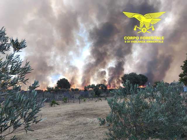 Villasimius, fiamme nelle campagne di Nicolau: elicottero in volo 