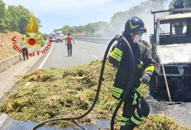 Furgone prende fuoco sulla 131 ad Abbasanta: in salvo il conducente