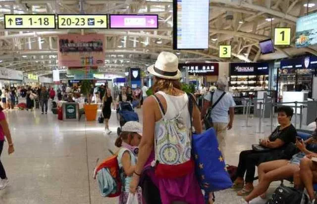 Voli in ritardo, il Londra-Cagliari atterra sei ore dopo: come chiedere i rimborsi