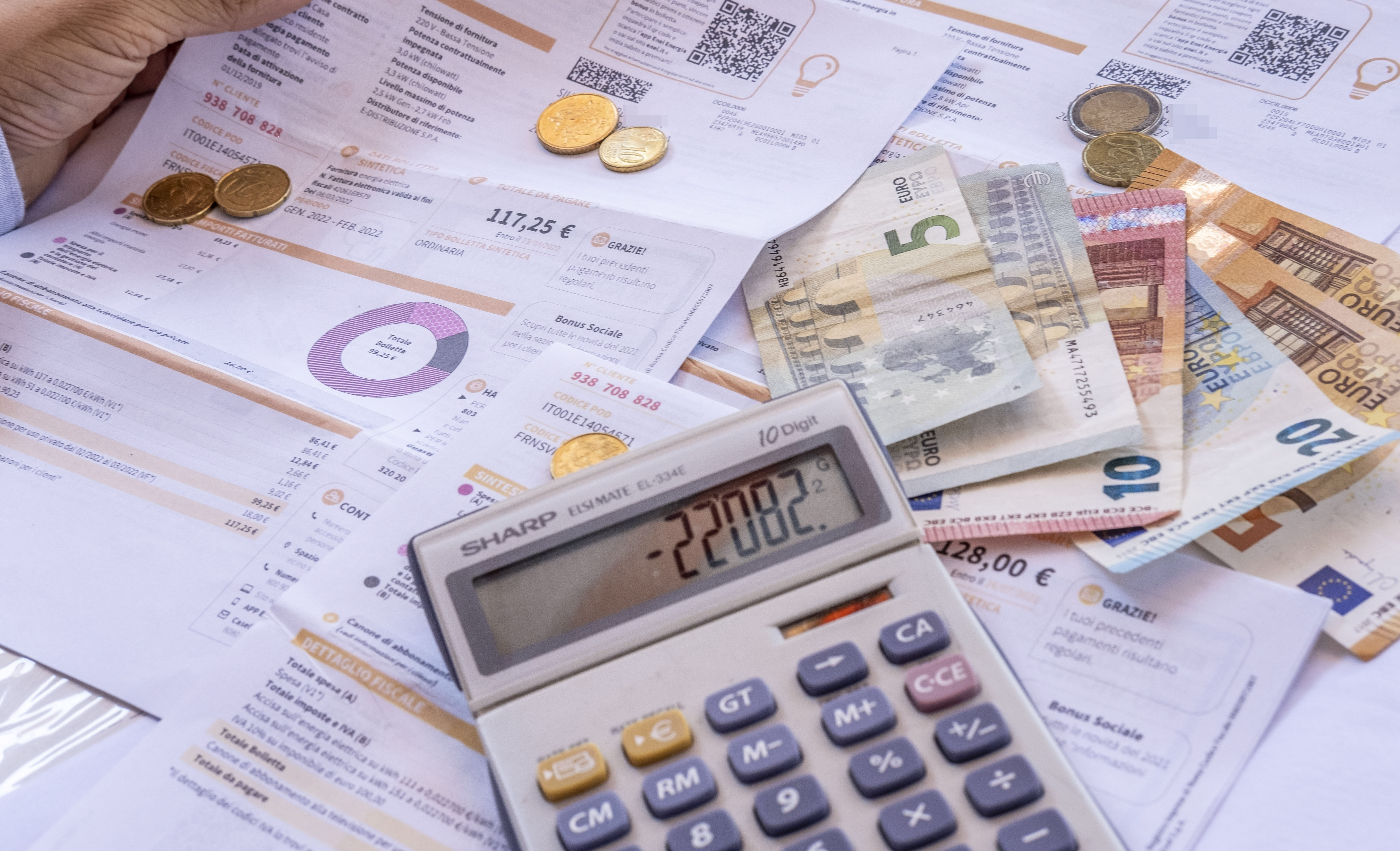 Attivano un contratto luce a una donna, ma era morta dal 2023: Adiconsum Cagliari ottiene l'annullamento