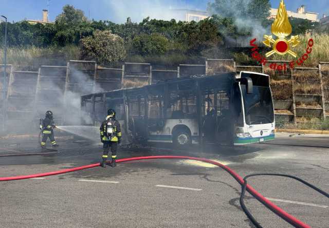 Paura a Nuoro, bus prende fuoco nel deposito dell'Atp: minacciate alcune case