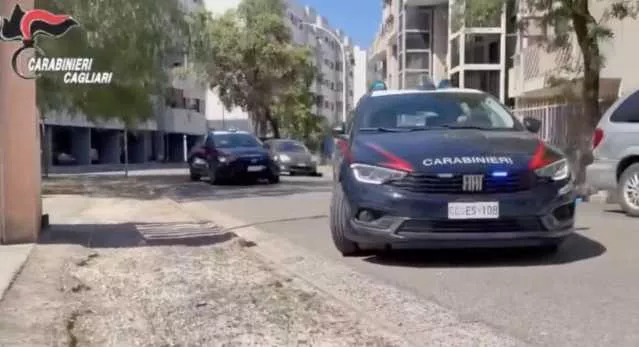 Insulti, minacce e lanci di sassi contro anziani e invalidi nel Cagliaritano: perquisizioni per cinque minorenni