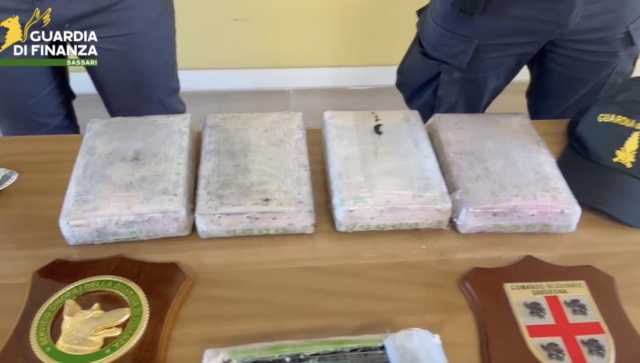 In auto, sotto il cambio, 6 chili di cocaina: la scoperta agli sbarchi a Porto Torres
