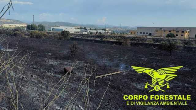 L’incendio di ieri a Bolotana? Colpa di un fulmine. Oggi fuoco a Teti e Lanusei