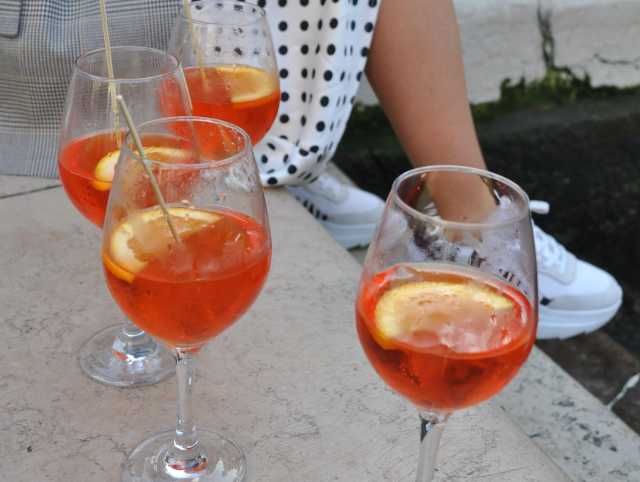 Caldo, a Parigi vietato il consumo di alcol in pubblico causa collasso degli ospedali