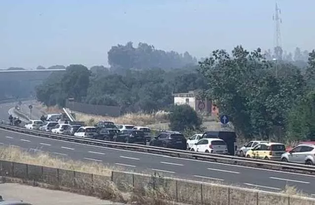 Pomeriggio infernale, roghi dalla 554 alla statale 130 e disagi al traffico