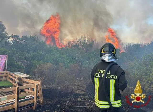 Incendio Centro Abitato Olbia Olbia, paura per un incendio nel centro abitato: le fiamme sfiorano le case