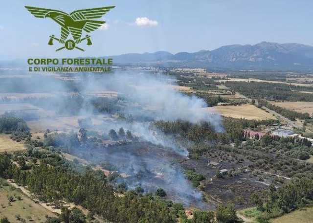 San Gavino, grosso incendio nelle campagne: sul posto l'elicottero del Corpo Forestale 