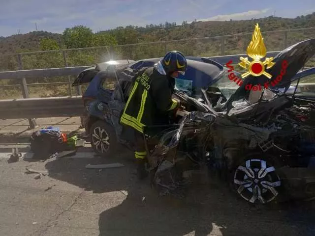 Villaputzu, violento scontro frontale fra auto e camion sulla Nuova Orientale sarda: traffico bloccato