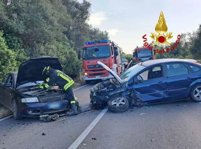 Olbia, violento scontro fra tre auto sulla statale 125: una persona incastrata fra le lamiere