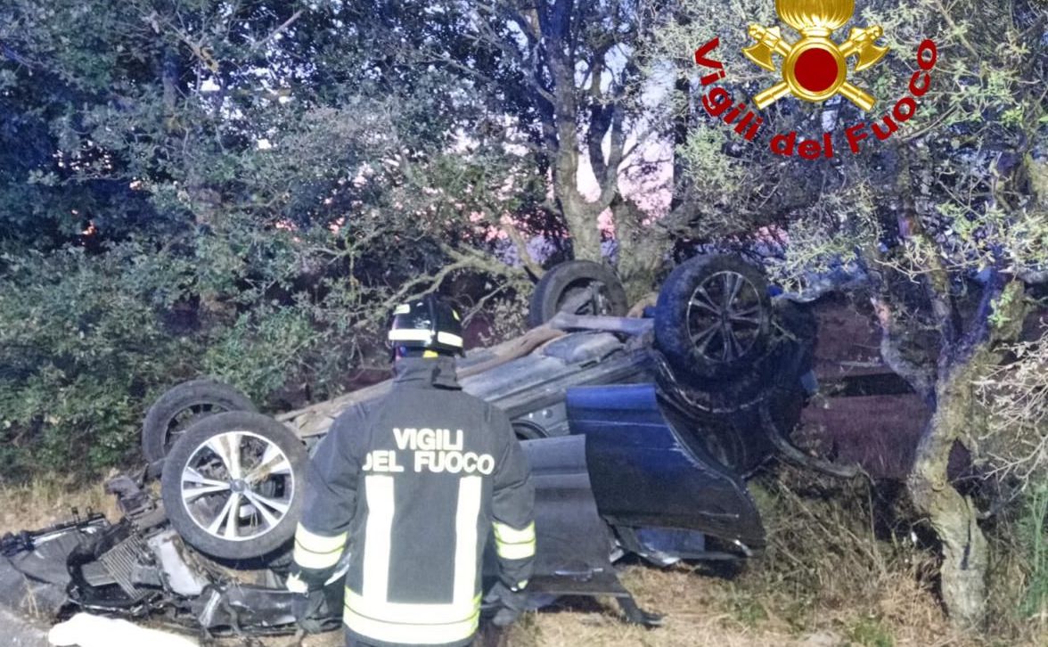 Macomer, escono fuori strada e l'auto si ribalta: tre giovani feriti, uno soccorso con l'elicottero