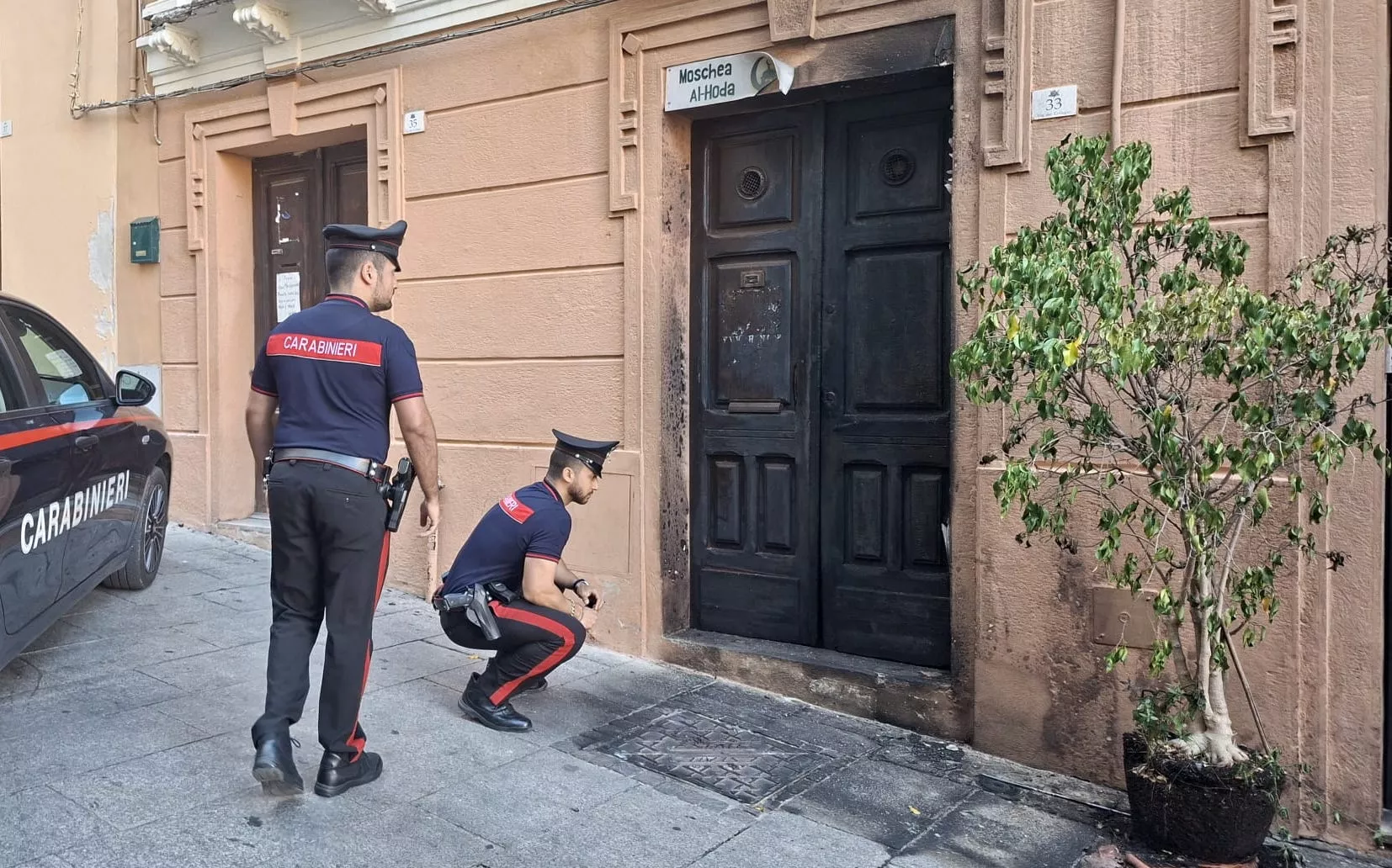 Moschea Incendio Portone della moschea incendiato, a Cagliari un sit-in di solidarietà: