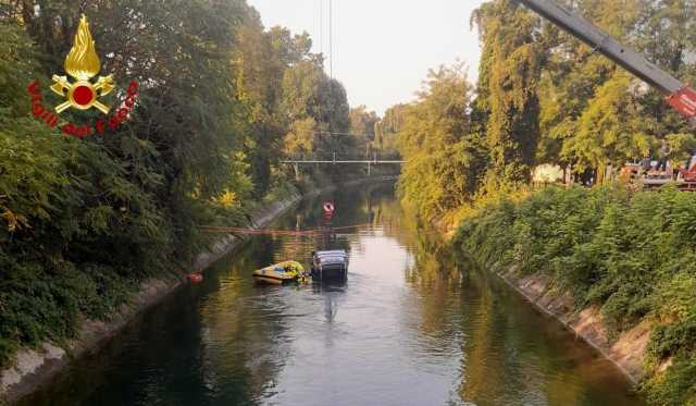 Senago Incidente Ragazzi morti nell'auto caduta nel canale, il conducente: