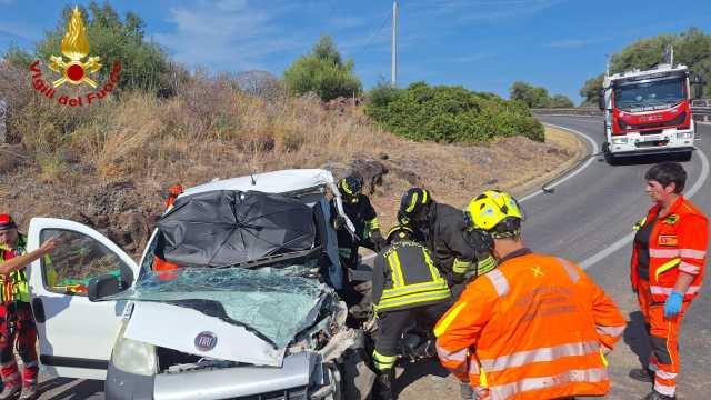 Vvf Orosei Incidente Orosei, violento scontro frontale fra due veicoli: interviene l'elicottero