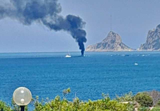 741882288 10215102802999663 9222161508638301164 N Barca prende fuoco vicino a Tavolara: in salvo i tre occupanti