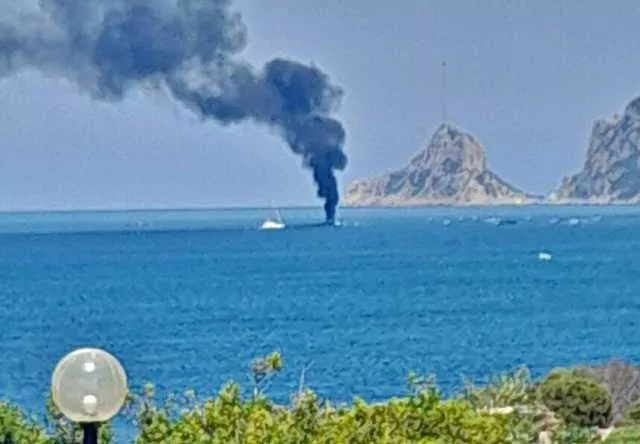 741882288 10215102802999663 9222161508638301164 N Barca prende fuoco vicino a Tavolara: in salvo i tre occupanti