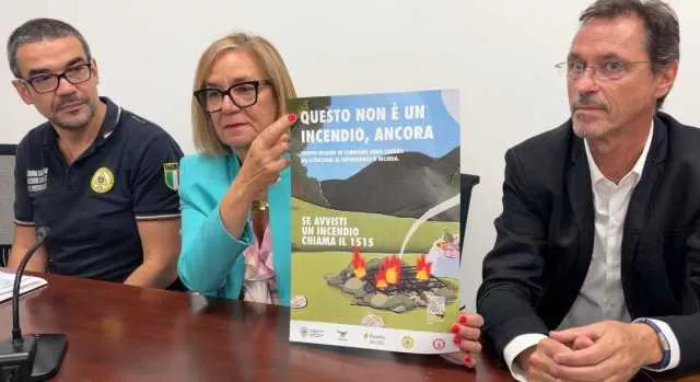Più di 600 incendi in un solo mese in Sardegna, novecento da inizio anno: 