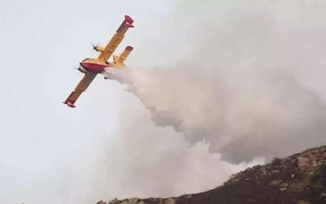 Canadair Campagne di Guspini in fiamme: attivi tre elicotteri e arriva il canadair