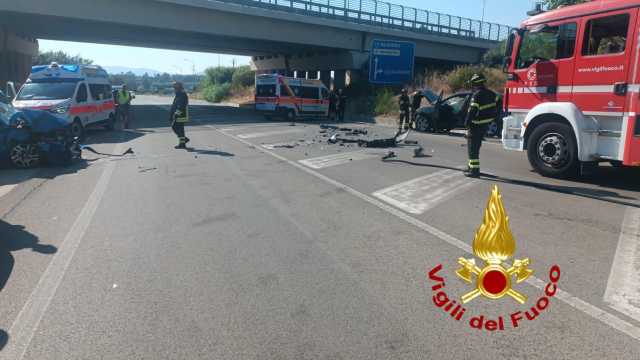 Olmedo, scontro fra due auto: due feriti in ospedale 
