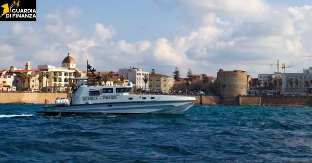 Ricercato in Europa per furto d'auto e traffico di veicoli rubati, polacco arrestato a bordo di una moto d'acqua ad Alghero