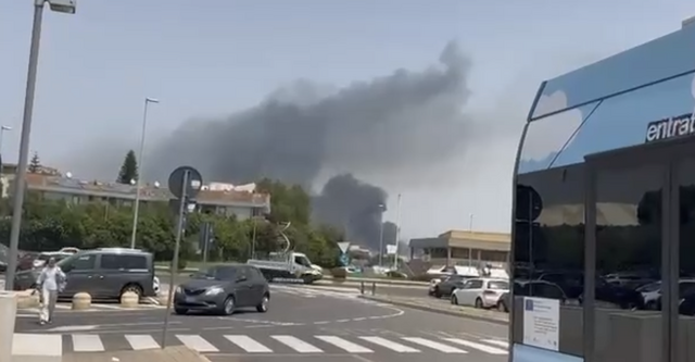 Monserrato, incendio vicino al ponte Emanuela Loi: colonna di fumo nera visibile da chilometri di distanza 