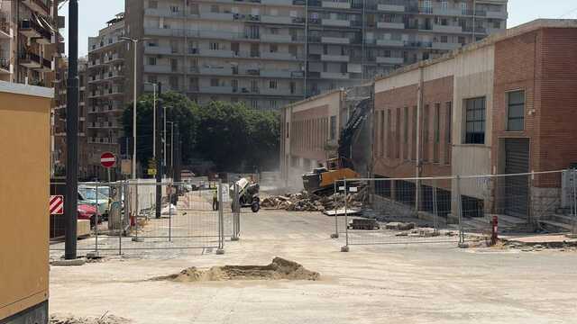 Cagliari, inizia la demolizione dello storico mercato di San Benedetto