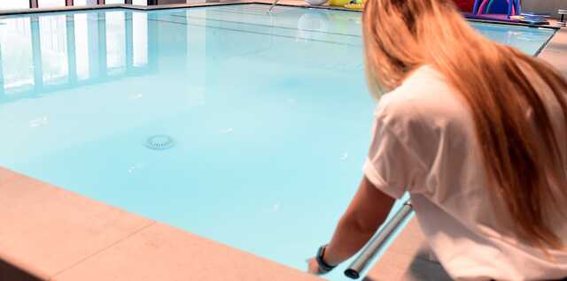 Bimba risucchiata dalla pompa di una piscina, incastrata con una gamba: salvata nel Trevigiano
